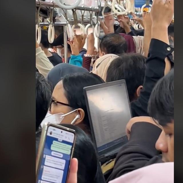 Definis Work from Anywhere Sesungguhnya: Pria Tetap Buka Laptop Meski Berdesakan di Kereta.  foto: TikTok @marmoyolaksmono