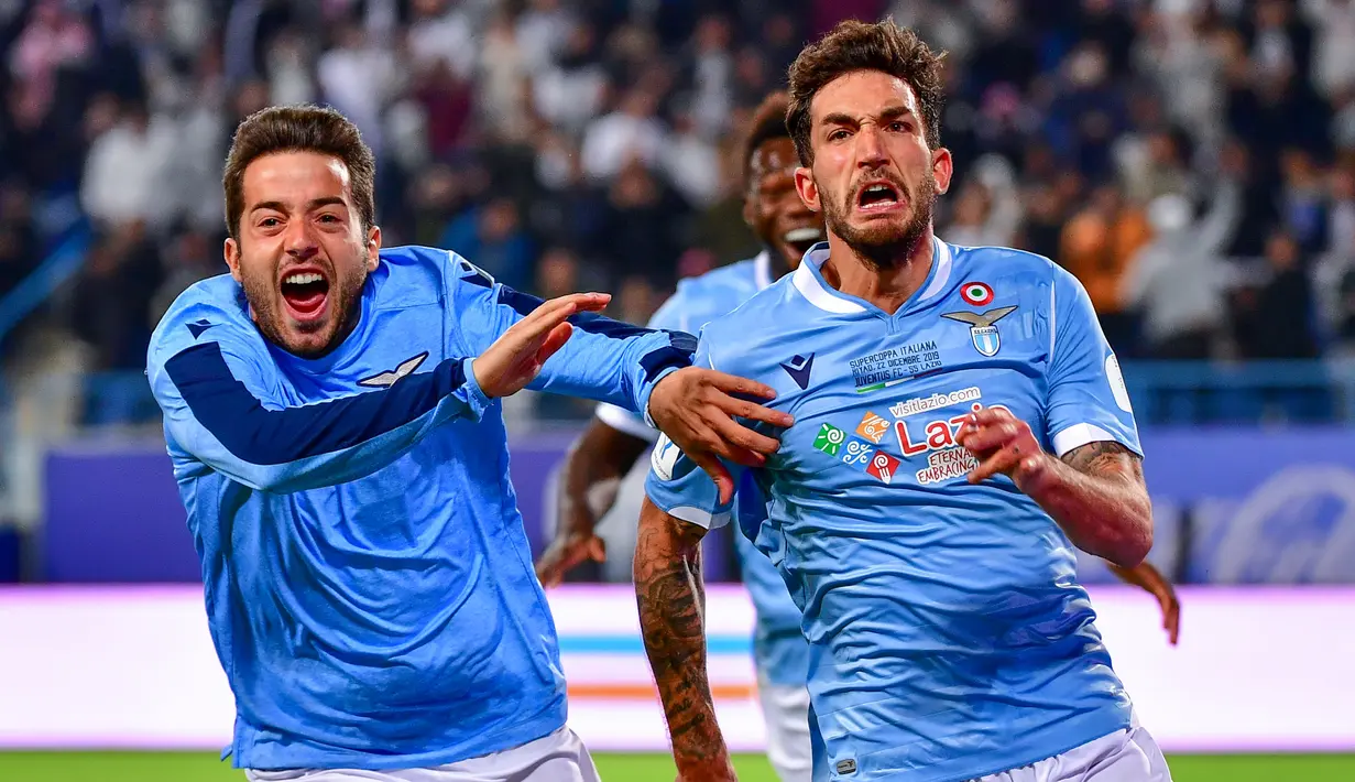 Gelandang Lazio, Danilo Cataldi, melakukan selebrasi usai membobol gawang Juventus pada laga Piala Super Italia 2019 di Stadion King Saud University, Arab Saudi, Minggu (22/12). Lazio menang 3-1 atas Juventus. (AFP/Giuseppe Cacace)