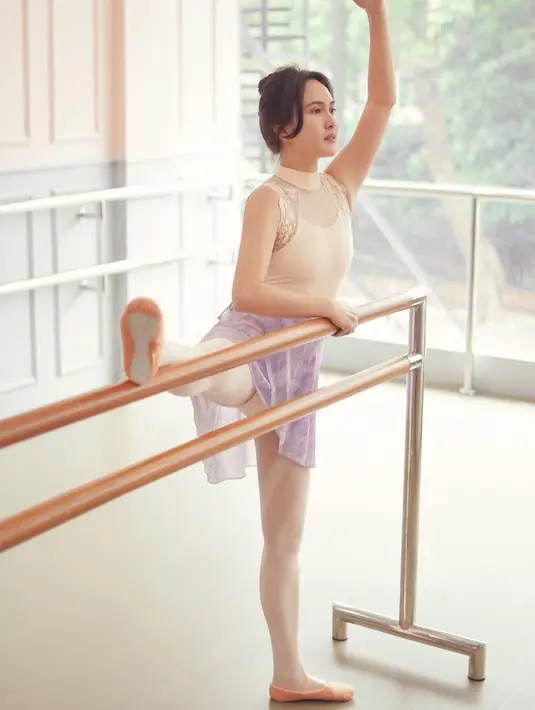 <p>Di sini, Shandy Aulia membagikan momen saat dirinya berlatih balet. Mengenakan outfit balet, tak nampak dirinya sudah memiliki seorang anak, bukan? Foto: Instagram.</p>