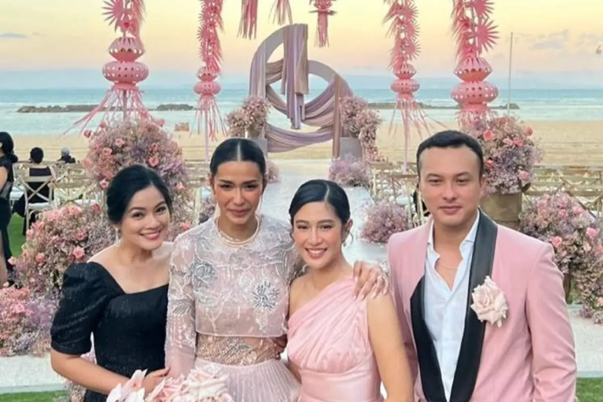 Gaya Reuni Geng AADC di Pernikahan Adinia Wirasti, Dian Sastro dan Nicholas Saputra Kompak Jadi Bridesmaid-Groomsmen