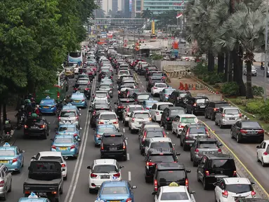 Suasana kemacetan di Jalan MH Thamrin, Jakarta, Kamis (31/5). Tingginya antusiasme warga untuk berbuka puasa di rumah menyebabkan jalan-jalan protokol di Ibukota dipadati kendaraan jelang waktu berbuka. (Liputan6.com/Immanuel Antonius)