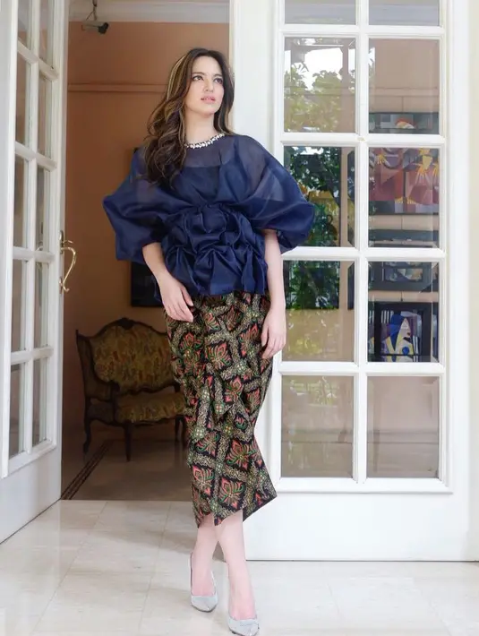 Memakai kain batik dan atasan berwarna biru dongker ini Nia Ramadhani sangat anggun dan memesona pastinya. Tak heran kalau sang suami semakin jatuh cinta kepada ibu dari anak-anaknya ini. (Instagram/ramadhaniabakrie)