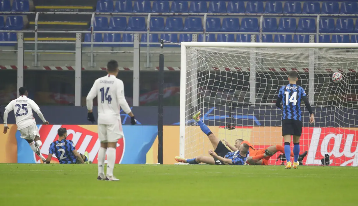 Pemain Real Madrid Rodrygo Goes (kiri) mencetak gol ke gawang Inter Milan pada pertandingan Grup B Liga Champions di Stadion San Siro, Milan, Italia, Rabu (25/11/2020). Real Madrid melumat Inter Milan 2-0. (AP Photo/Luca Bruno)