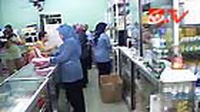 Petugas Razia Obat Generik di Apotek