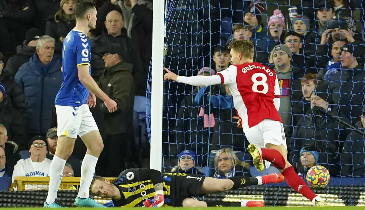Arsenal malah unggul 1-0 terlebih dahulu di masa injury time babak pertama. Tembakan first time voli Martin Odegaard usai menerima umpan Kieran Tierney gagal diantisipasi kiper Everton, Jordan Pickford. (AP/Jon Super)
