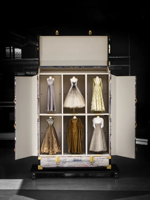 Dior Pilih Koper Ajaib untuk Pamerkan Koleksi Gaun Mini Haute Couture Autumn/Winter 2020