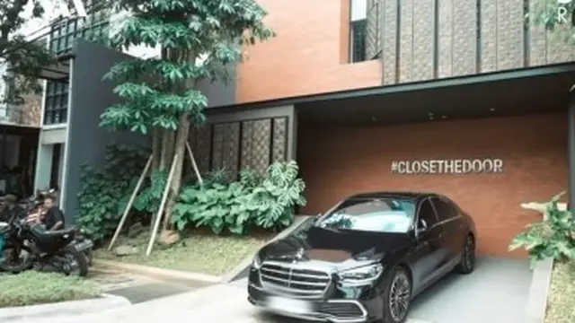 Deddy Corbuzier dan studio mewahnya (YouTube/AH)