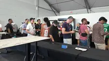 Jurnalis yang meliput Piala Dunia 2026 sedang mengantre untuk membeli makanan di media center yang berada di MetLife Stadium, New Jersey, Amerika Serikat. Bola.com/Hery Kurniawan)