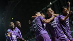 Pemain Persita Tangerang merayakan gol kedua timnya yang dicetak oleh Muchamad Wildan Ramdhani Nugraha (kanan kedua) saat laga pekan pertama BRI Liga 1 2022/2023 antara Persita Tangerang melawan Persik Kediri di Indomilk Arena, Tangerang, Senin (25/07/2022). (Bola.com/Bagaskara Lazuardi)