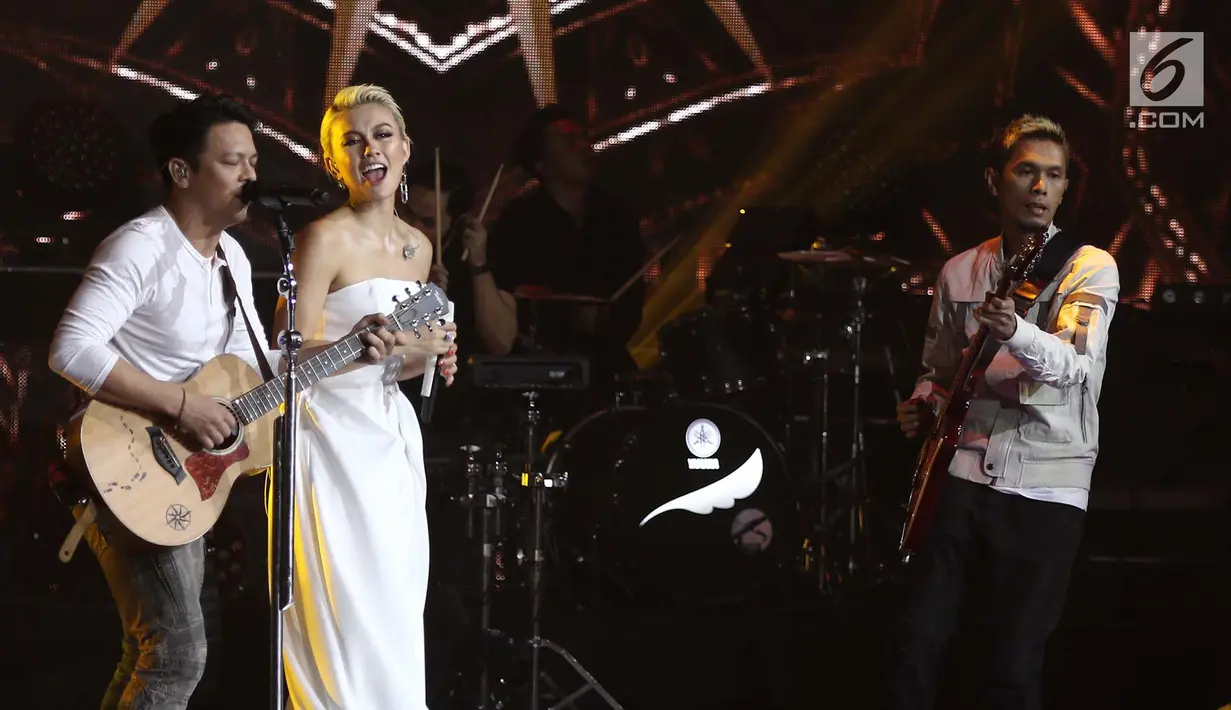 Penampilan Agnez Mo saat berkolaborasi dengan grup musik NOAH pada malam puncak HUT ke 27 SCTV di Hall D, Jiexpo Kemayoran, Jakarta, Kamis (24/8). Mereka membawakan lagu berjudul "Khayalan Tingkat Tinggi". (Liputan6.com/Herman Zakharia)