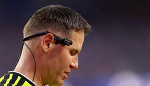 Wasit Danny Makkelie menggunakan RefCam saat memimpin laga Grup D Piala Dunia 2026 yang mempertemukan tuan rumah Amerika Serikat versus Paraguay di Los Angeles Stadium. (Richard HEATHCOTE / GETTY IMAGES NORTH AMERICA / Getty Images via AFP)