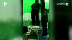 Perjuangan dua anak saat kumandangkan azan bikin haru warganet, mereka rela bahu membahu menjangkau mic yang terlalu tinggi.