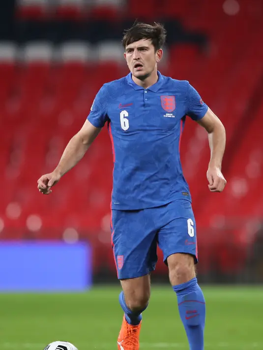 Bek Inggris, Harry Maguire membawa bola saat bertanding melawan Denmark dalam lanjutan pertandingan UEFA Nations League grup A2 di stadion Wembley di London (14/10/2020). Inggris takluk atas Denmark 0-1. (AFP/Pool/Nick Potts)