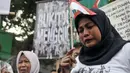 Kesedihan seorang warga ketika menggelar aksi damai di tengah penggusuran kawasan Bukit Duri, Jakarta, Rabu (28/9). Pemprov DKI akhirnya melakukan penertiban pemukiman warga di Bukit Duri terkait revitalisasi sungai Ciliwung. (Liputan6.com/Yoppy Renato)