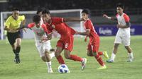 Pemain Timnas U-16 sedang menggiring bola di pertandingan melawan Filipina di Piala AFF U-16 2024 di Stadion Manahan, Solo pada Senin malam (24/6).(Liputan6.com/Fajar Abrori)&nbsp;