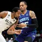 Pemain Nets Kevin Durant melewati adangan pemain Hornets PJ Washington pada lanjutan NBA (AFP)