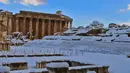 Salju menutupi kota Baalbek di Lebanon kuno di timur Lembah Bekaa (17/1). Reruntuhan kuil di Baalbek merupakan salah satu harta karun Romawi terbesar Lebanon, dan dapat dimasukan kedalam Tujuh Keajaiban Dunia Kuno. (AP Photo)