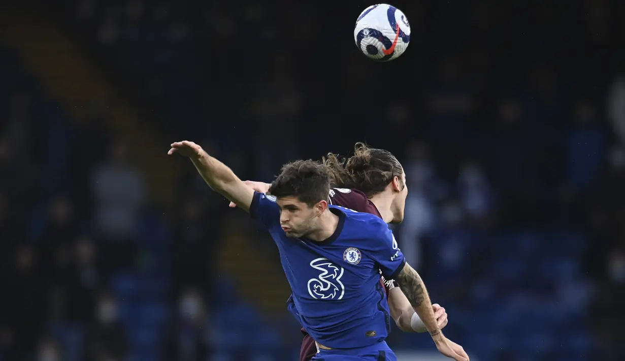 Gelandang Chelsea, Christian Pulisic dan bek Leicester City, Caglar Soyuncu berebut bola dalam laga pekan ke-37 Liga Inggris di Stamford Bridge, London, Rabu (19/5/2021) dinihari WIB. Chelsea menang 2-1 saat menjamu Leicester City. (Glyn Kirk/Pool via AP)