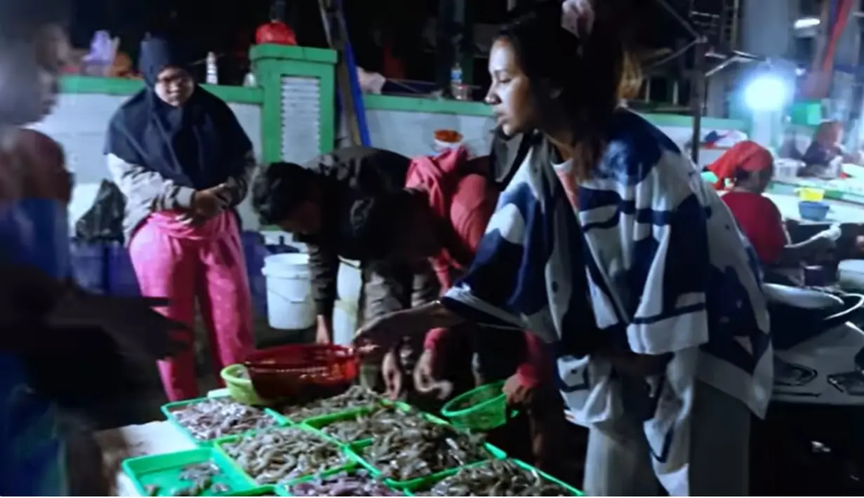 Meski sebagai artis populer, Indah tampak santai menembus malam memilih-milih ikan yang sedang dicari. [Youtube/Indah Permatasari]