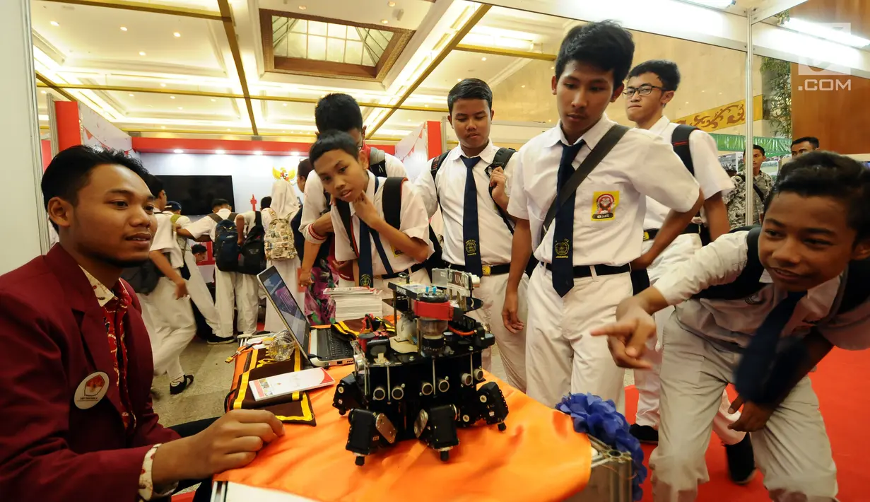Beberapa pelajar melihat robot buatan mahasiswa pada Festival Prestasi Indonesia di Hall Jakarta Convention Centre, Senin (21/8). 72 tokoh meraih penghargaan pada festival yang bertema Pancasila Inspirasi Maju, . (Liputan6.com/Helmi Fithriansyah)