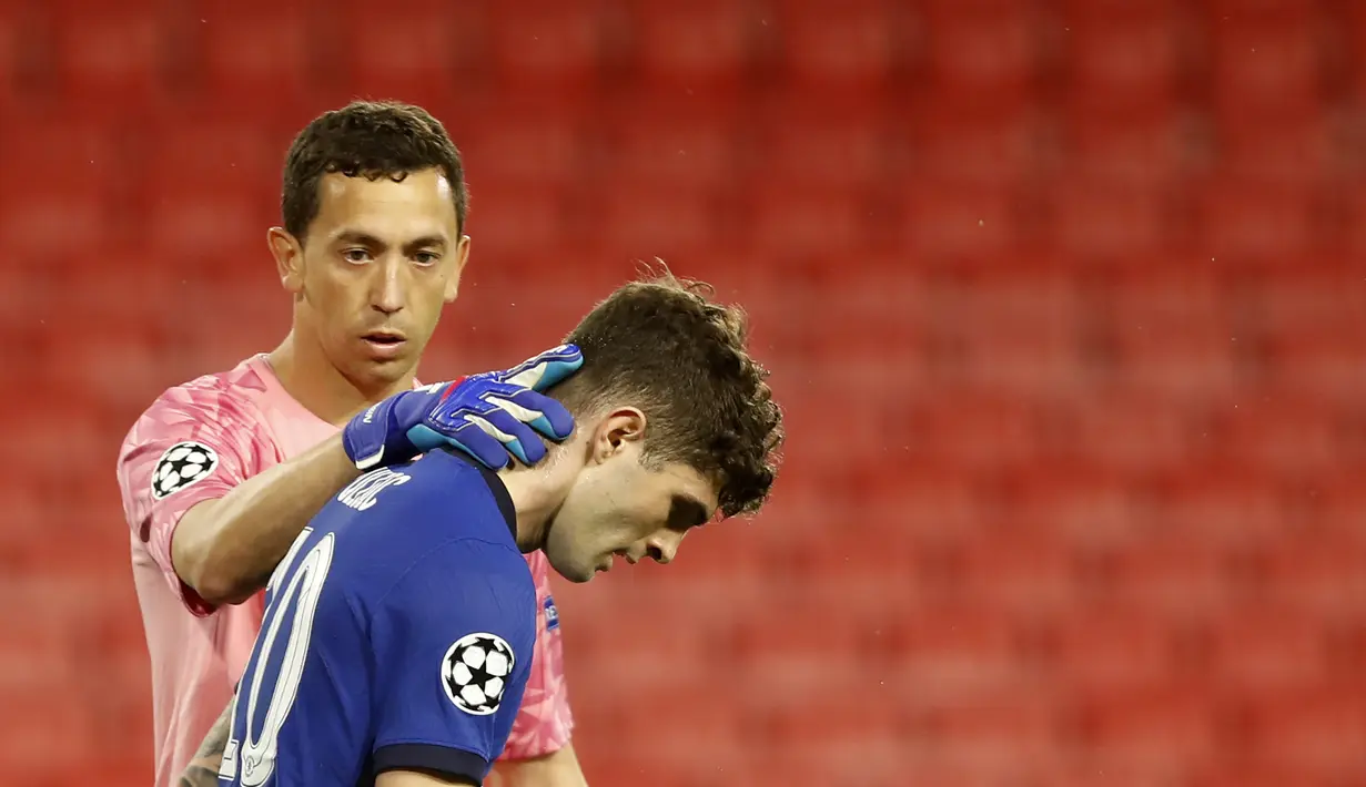 Kiper Porto, Agustin Marchesin (kiri) menghibur gelandang Chelsea, Christian Pulisic usai gagal memanfaatkan peluang dalam laga leg kedua perempatfinal Liga Champions 2020/2021 di Ramon Sanchez Pizjuan Stadium, Sevilla, Selasa (13/4/2021). Porto menang 1-0 atas Chelsea. (AP/Angel Fernandez)