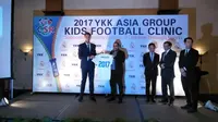 Real Madrid Foundation Gelar Coaching Clinic bertajuk YKK Asia Group Kids Gootball Clinic (AKFC). (Liputan6.com/Risa Kosasih)