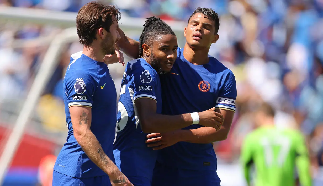 Striker Chelsea, Christopher Nkunku (tengah) merayakan gol yang dicetaknya ke gawang Fulham pada laga uji coba pramusim Premier League Summer Series 2023 di Landover, Maryland, USA (30/7/2023). Christopher Nkunku meninggalkan RB Leipzig untuk bergabung dengan Chelsea. The Blues mendapatkannya dengan mahar 60 juta euro atau setara Rp990 miliar dengan durasi kontrak selama 6 tahun hingga 30 Juni 2029. (AFP/Getty Images/Mike Stobe)