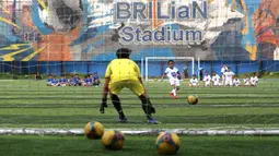 Sejumlah peserta kegiatan BRImo Future Garuda bertanding di Lapangan BRILiaN Stadium, Jalan Fatmawati Raya, Jakarta, Selasa (30/05/2023). (Bola.com/Bagaskara Lazuardi)