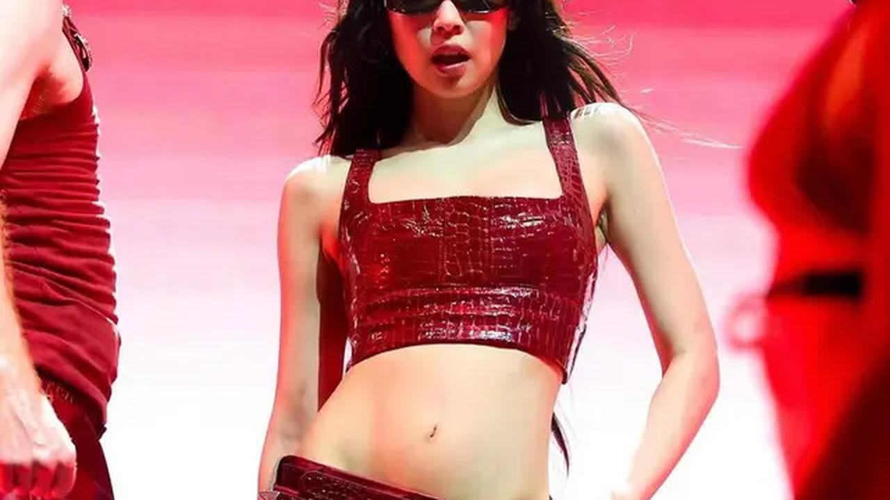 6 Potret Kesamaan Lisa dan Jennie Blackpink Kenakan Hot Pants Dipadukan Belt Leather Merah di Panggung Coachella 2025