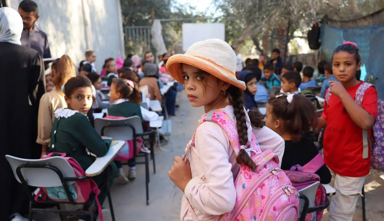 Sejumlah pihak terus berupaya menyiapkan alternatif metode pembelajaran untuk membantu anak-anak pengungsi Palestina mengejar ketinggalan pendidikan. (BASHAR TALEB/AFP)
