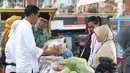 Presiden Joko Widodo atau Jokowi ditemani Gubernur Jawa Barat Ridwan Kamil saat menemui ibu-ibu penerima program Membina Keluarga Sejahtera (Mekaar) di Garut, Jawa Barat, Jumat (18/1). (Liputan6.com/Angga Yuniar)