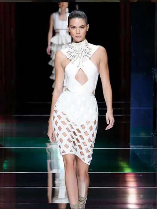 Diwartakan Dailymail, Sabtu (24/10/2015), Kendall Jenner terlihat tanpa pakaian, ia hanya mengenakan celana jins Calvin Klein. (Via Instagram/@Kendalljenner)