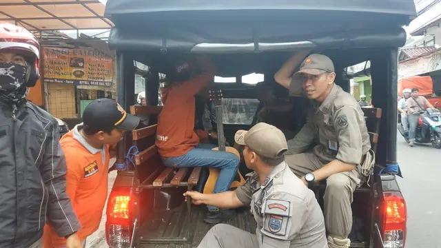 Anggota Satpol PP melakukan penertiban PMKS di wilayah Kota Depok.