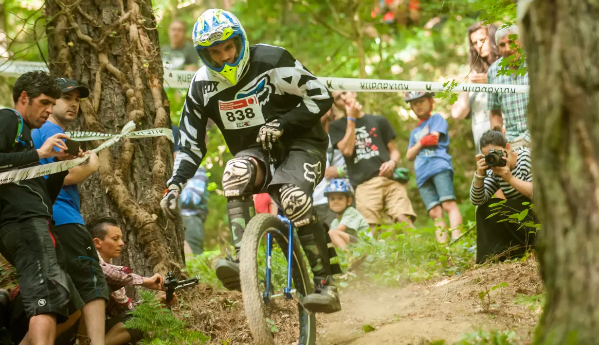 Pembalap Austria Johanes Baumkirchner saat beraksi di Kejuaraan Unicycle atau sepeda roda satu bertajuk 'The Muni-Elite Downhill Finals Event of The 18th Unicon' yang digelar di Desa Basque, Spanyol pada 1 Agustus 2016. (AFP PHOTO / Gari Garaialde)