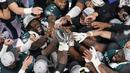 Para pemain Philadelphia Eagles merayakan gelar juara NFL Super Bowl 59 setelah mengalahkan Kansas City dalam laga final yang berlangsung di Caesars Superdome, New Orleans, Louisiana, Senin (10/02/2025). (AP Photo/David J. Phillip)
