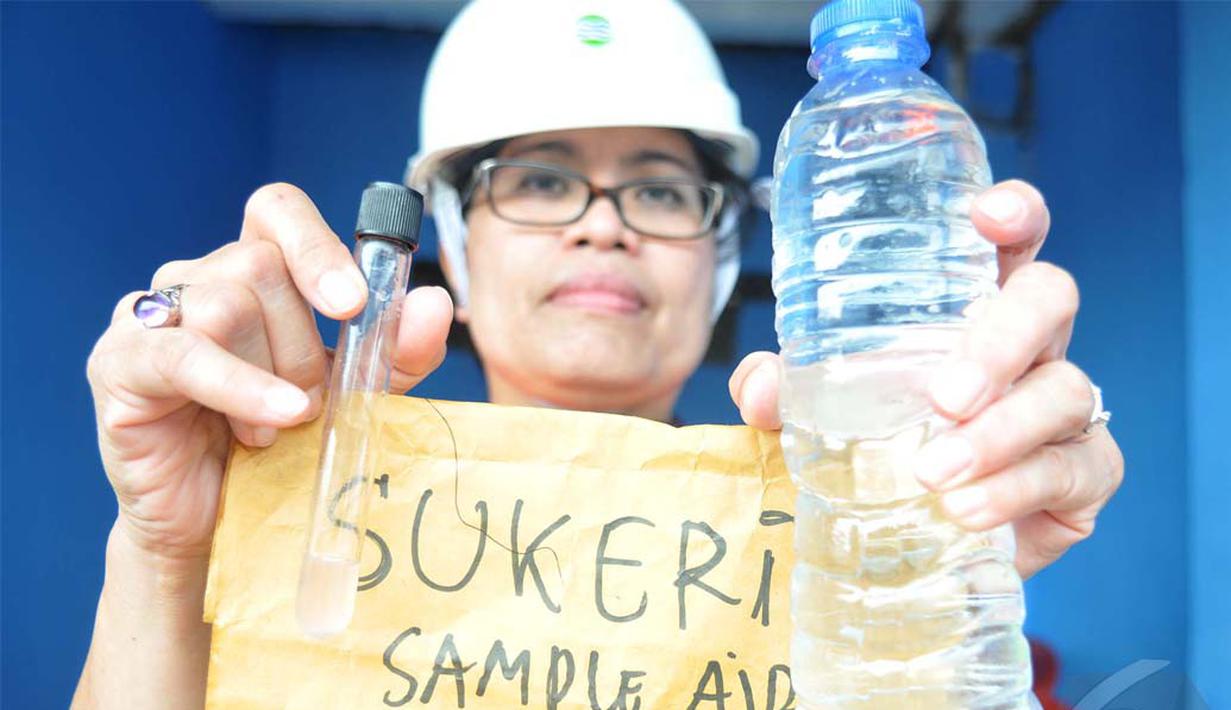 Petugas Palyja memperlihatkan contoh air yang diambil dari saluran pipa ilegal, Jakarta, Rabu (4/6/2014) (Liputan6.com/Johan Tallo) 