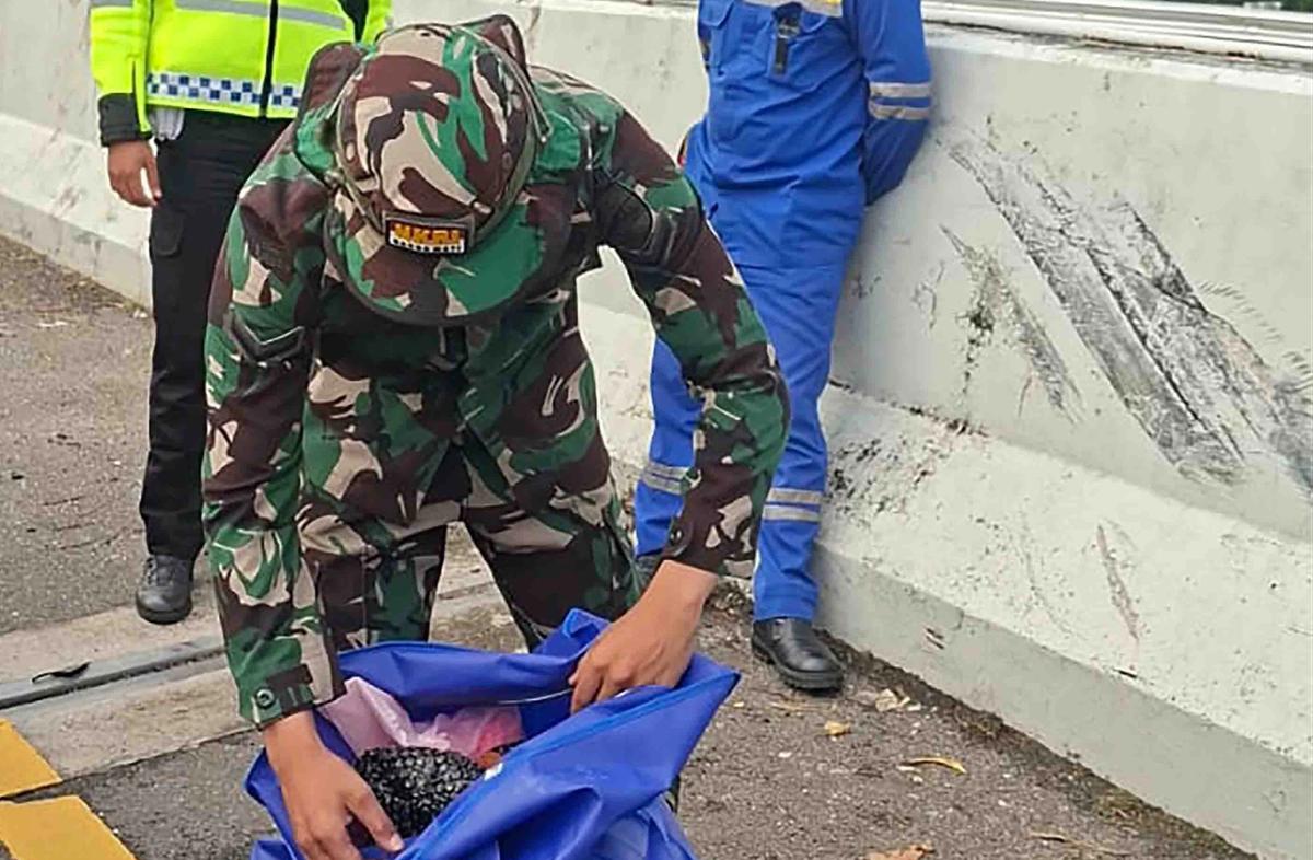 FOTO: Monen Prajurit Korem 043/Gatam Amankan Puluhan Ribu Ekstasi dari Lokasi Kecelakaan