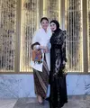Dalam acara resepsi pernikahan putri Zulkifli Hasan dan Zumi Zola, Mulan Jameela mencuri perhatian dengan penampilannya yang elegan dan berkelas. [@mulanjameela1].