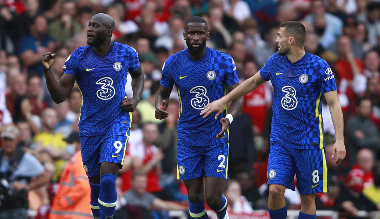 Romelu Lukaku. Striker yang baru didatangkan Chelsea dari Inter Milan musim ini langsung mencetak gol di laga debutnya di pekan ke-2 Liga Inggris kontra tuan rumah Arsenal, 22 Agustus 2021. Ia membuka keunggulan 1-0 The Blues pada menit ke-15. Hasil akhir Chelsea menang 2-0. (Foto: AP/Ian Walton)