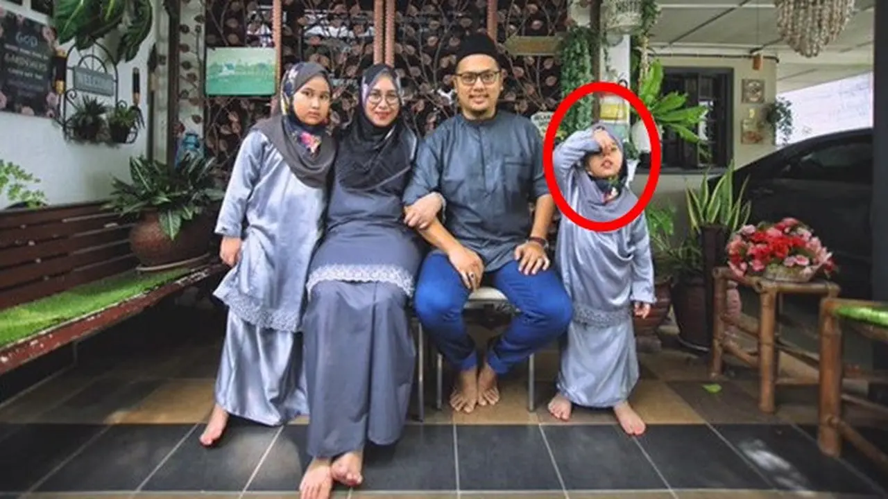 6 Pose Nyeleneh dalam Foto Lebaran Keluarga, Bikin Senyum Sendiri