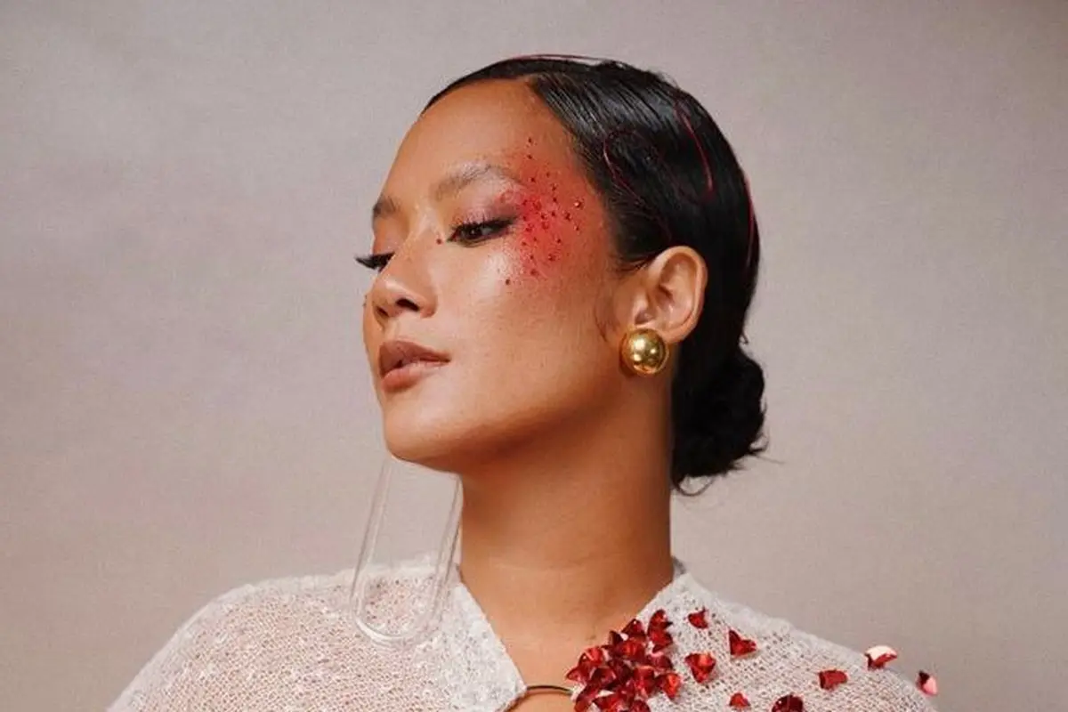 Potret Detail Makeup Dramatis Tara Basro dengan Percikan Darah di Gala Premiere Pengabdi Setan 2