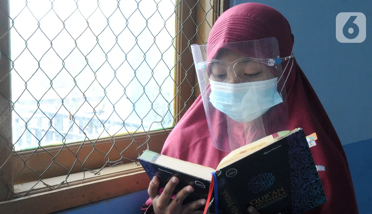 Seorang anak menghapal Al-Quran di Nabinatul Qur'an, Cinere,  Depok, Selasa (20/4/2021).  Momentum bulan Ramadhan 14420 H dimanfaatkan anak-anak untuk membaca dan menghapal Al-Quran secara bersama-sama untuk menambah amalan ibadah puasa. (merdeka.com/Arie Basuki)