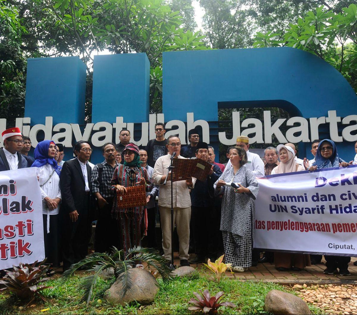 Alumni dan sivitas akademika Universitas Islam Negeri (UIN) Syarif Hidayatullah Jakarta menyampaikan pernyataan sikap terkait Pemilu 2024 dan kondisi demokrasi di Kampus UIN, Ciputat, Tangerang Selatan, Banten, Senin (5/2/2024). Foto: Merdeka.com/Arie Bas