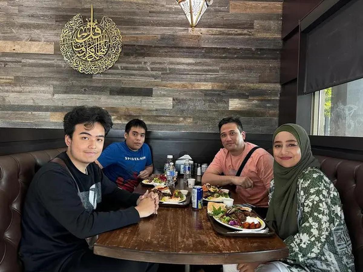 7 Potret Tengku Firmansyah Rayakan Ultah Bareng Tukang Las di Kanada, Seru