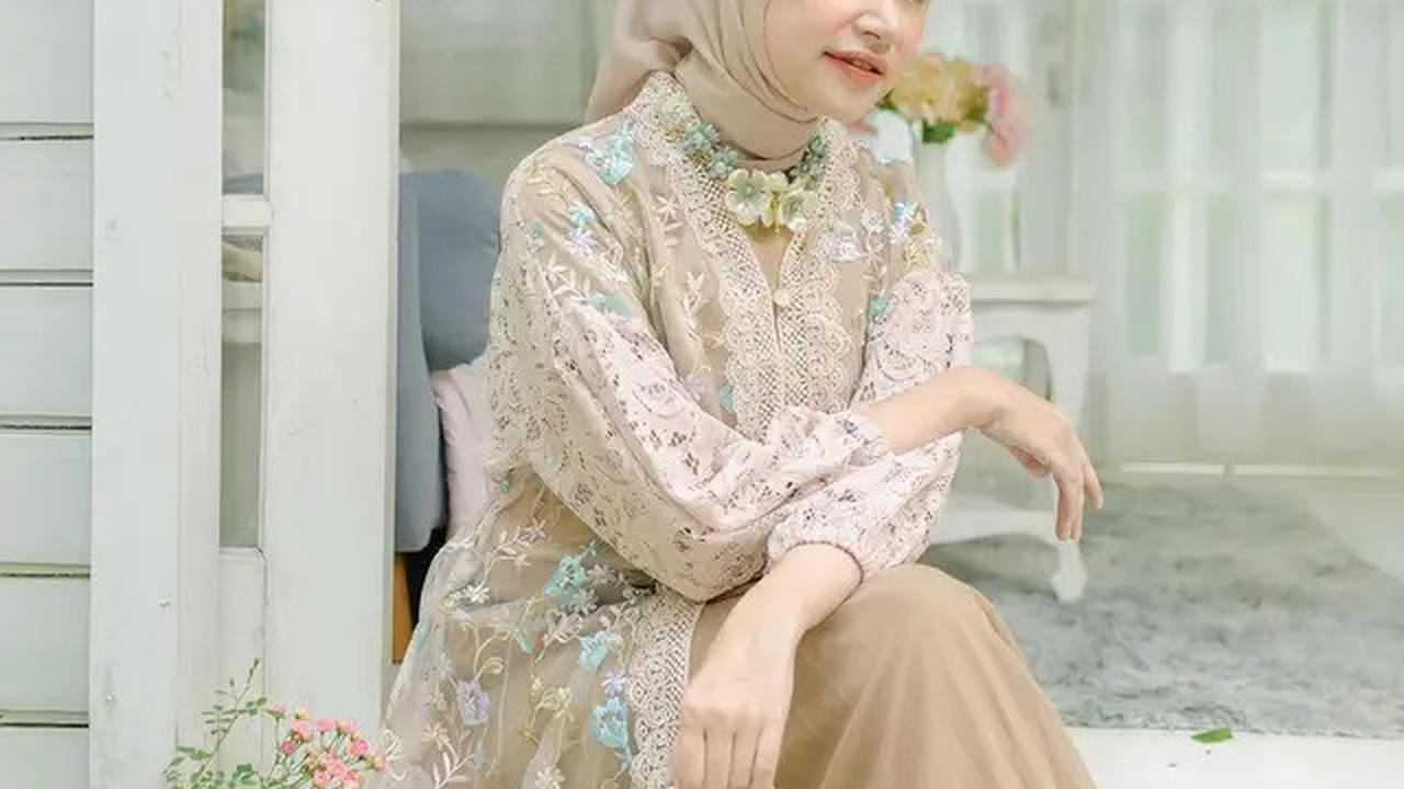 Rekomendasi 8 Model Gamis Brokat Kombinasi Polos untuk Semua Acara, Terlihat 20 tahun Lebih Muda