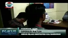Anggota Satlantas yang sedang menjalani Operasi Patuh Semeru 2019 memberhentikan kedua pengguna jalan yang mencurigakan.