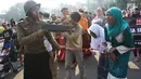 Masyarakat Relawan Indonesia melakukan aksi teatrikal untuk muslim rohingya di Bundaran HI, Jakarta, Minggu (3/9). Aksi solidaritas tersebut mengecam kekerasan yang terjadi pada muslim Rohingya yang di lakukan militer Myanmar. (Liputan6.com/Angga Yuniar)