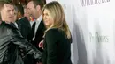 Aktris Jennifer Aniston tersenyum kepada awak media saat saat menghadiri premiere film " Mothers Day" di TCL Chinese Theatre IMAX di Hollywood, California, USA (14/4). (AFP PHOTO/Kevin Musim Dingin)