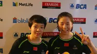 Ganda putri China, Chen Qingchen dan Jia Yifan, melaju ke babak perempat Indonesia Open 2017 setelah menyingkirkan ganda putri Indonesia Dian Fitriani/Nadya Melati. (Bola.com/Zulfirdaus Harahap)