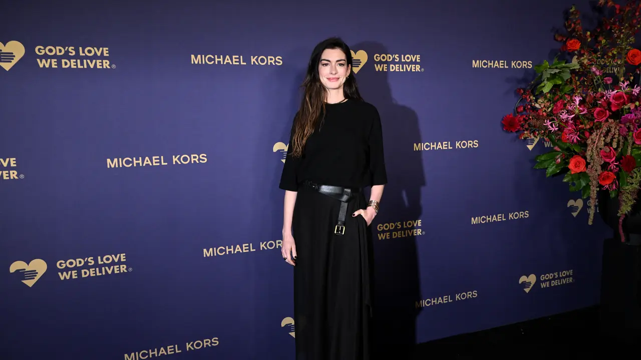 2 Transformasi Rambut Anne Hathaway demi Mother Mary, Perdana Dicat Pirang Platinum
